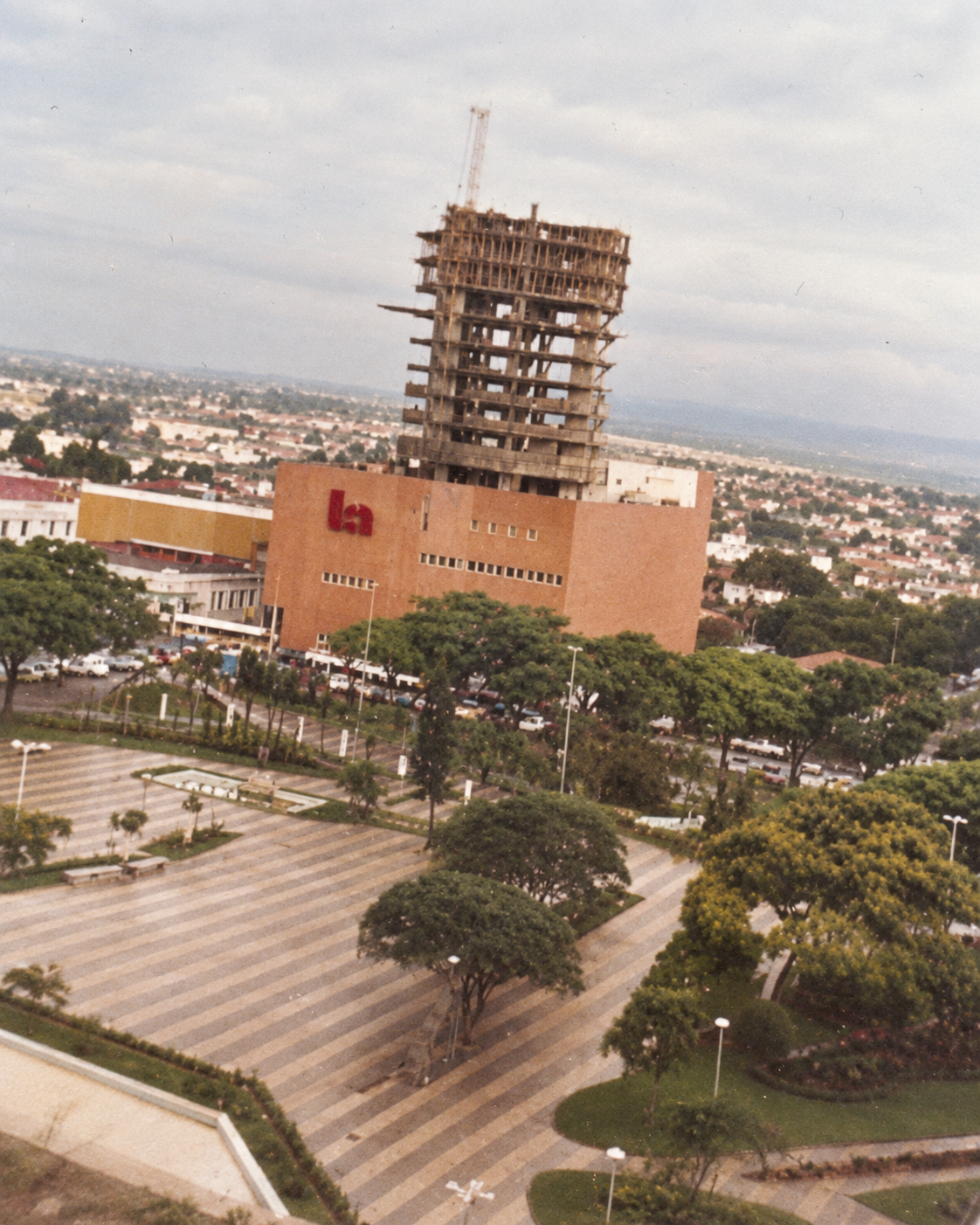Registro histórico restaurado do Edifício Chams durante o início da construção da torre, visto sobre a Praça Tubal Vilela