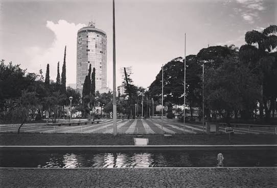 Edifício Chams visto da praça em registro histórico em preto e branco
