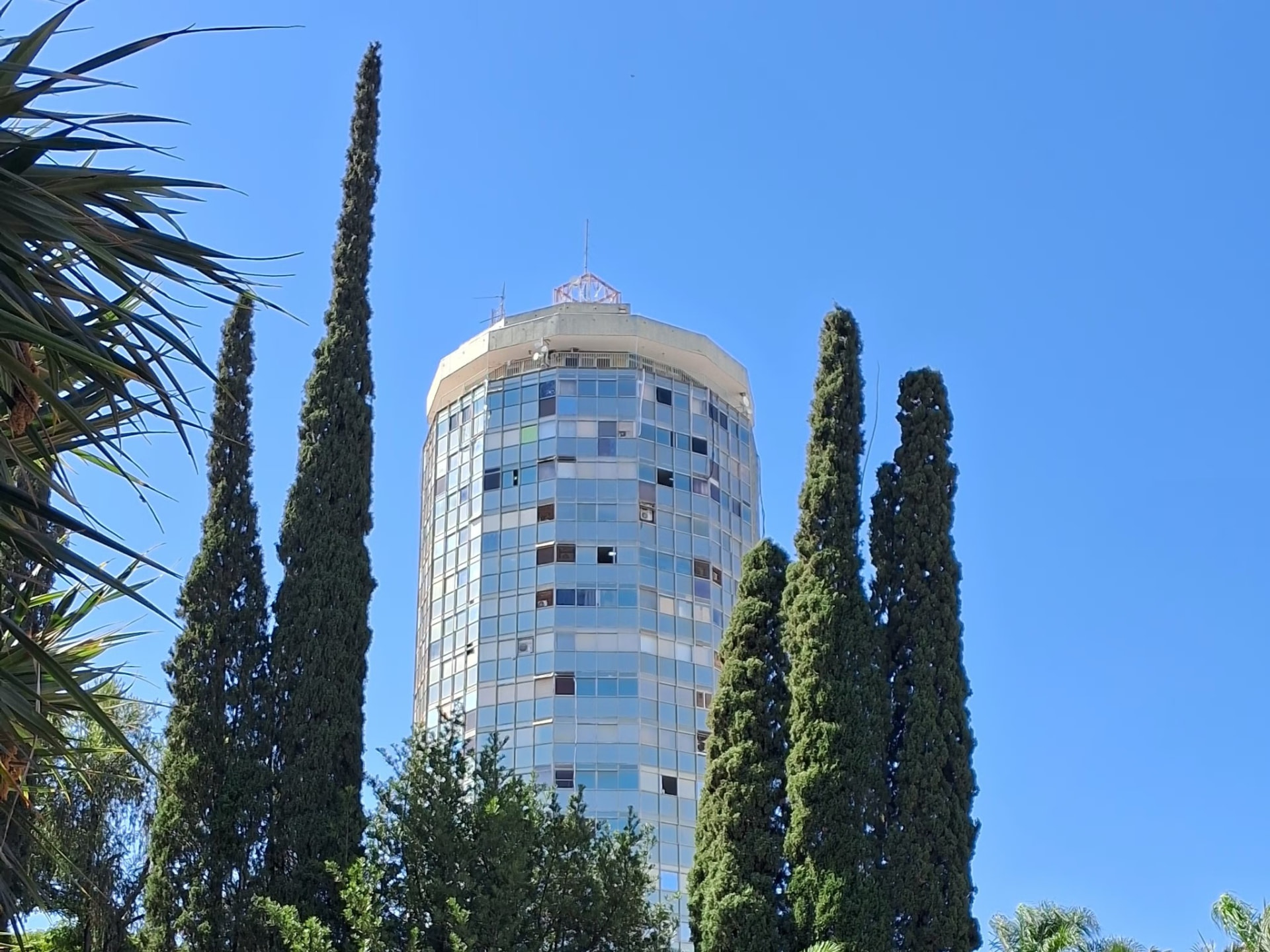 Topo da torre do Edifício Chams contra o céu aberto